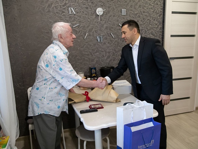 Мэр Благовещенска Олег Имамеев вручил почетный знак жителю блокадного Ленинграда 