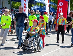 Забег «Я могу» собрал на стадионе «Юность» сотню ребят с ограниченными возможностями здоровья