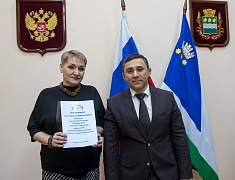 Мэр Благовещенска Олег Имамеев наградил победителей и участников конкурса «Город в праздничном наряде»