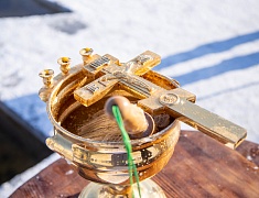  Благовещенцы окунулись в прорубь на Крещение