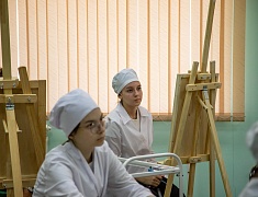 В Амурском медколледже прошел мастер-класс по рисованию для участников проекта «Целебная магия цвета»