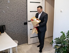 Мэр Олег Имамеев вручил юбилейную медаль "блокаднику" Валерию Великоборцу