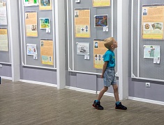 В областной библиотеке открыли выставку рисунков и подвели итоги конкурса «Нам дороги эти позабыть нельзя»