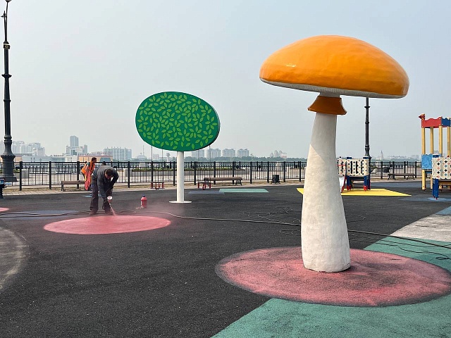 На набережной Амура в Благовещенске обновляют детскую площадку