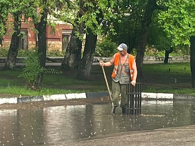 Специалисты ГСТК бросили все силы на откачку луж в Благовещенске