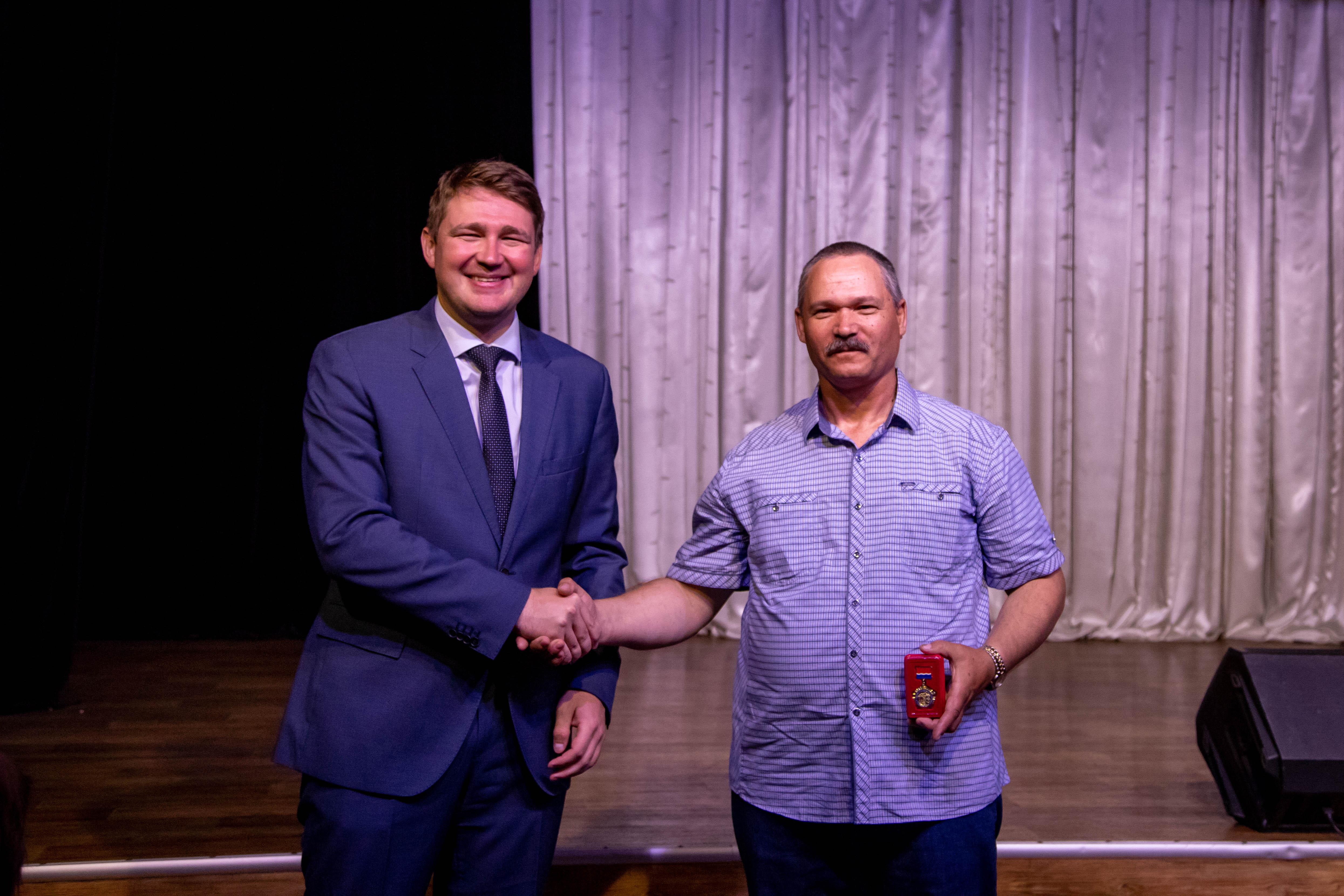 Знаки «50 лет Байкало-Амурской магистрали» вручили благовещенцам