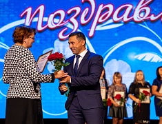 В Благовещенске за заслуги наградили более сотни педагогов