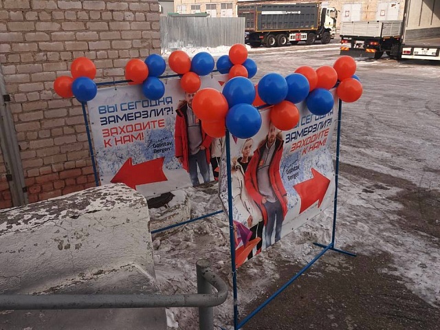 «Вы замёрзли? Заходите к нам»: на продавца верхней одежды, который незаконно разместил рекламу в городе, составили 4 протокола 