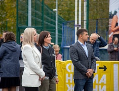 «Умную» спортивную площадку в Благовещенске открыли зарядкой и состязаниями