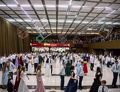 Больше 400 благовещенцев закружил кадетский бал