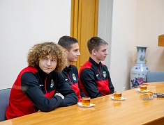 Встреча мэра Олега Имамеева с тренерским составом и футболистами ФК "Благовещенск"