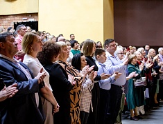 Мэр города Олег Имамеев поздравил благовещенский ансамбль "Ровесники" с 57-летием