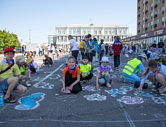 В День защиты детей маленькие благовещенцы рисовали на асфальте