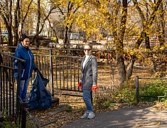К общегородскому субботнику присоединились работники администрации Благовещенска