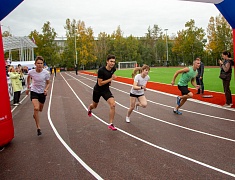 «Умную» спортивную площадку в Благовещенске открыли зарядкой и состязаниями