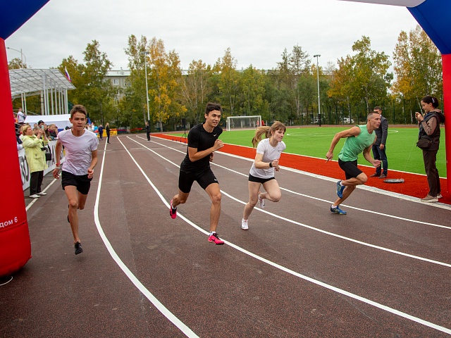 «Умную» спортивную площадку в Благовещенске открыли зарядкой и состязаниями