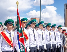 Копию Знамени Победы подняли на флагшток в Благовещенске в преддверии 9 Мая
