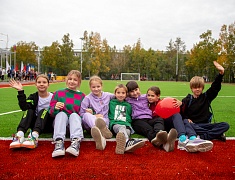 «Умную» спортивную площадку в Благовещенске открыли зарядкой и состязаниями