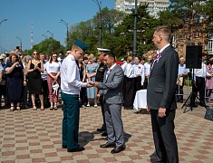 Мэр Благовещенска в День России вручил паспорта 13 юным благовещенцам