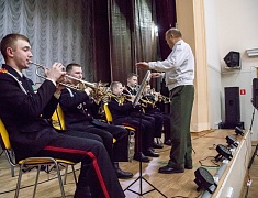 В Благовещенске в танце закружились более сотни студентов