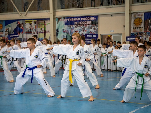 Благовещенцев приглашают посмотреть на силовое разбивание