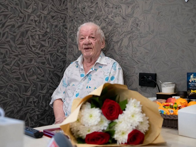 Мэр Благовещенска Олег Имамеев вручил жителю амурской столицы юбилейную медаль «80 лет Победы в Великой Отечественной войне 1941-1945гг»