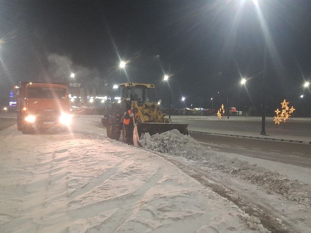В Благовещенске ГСТК убирает снег с обочин 