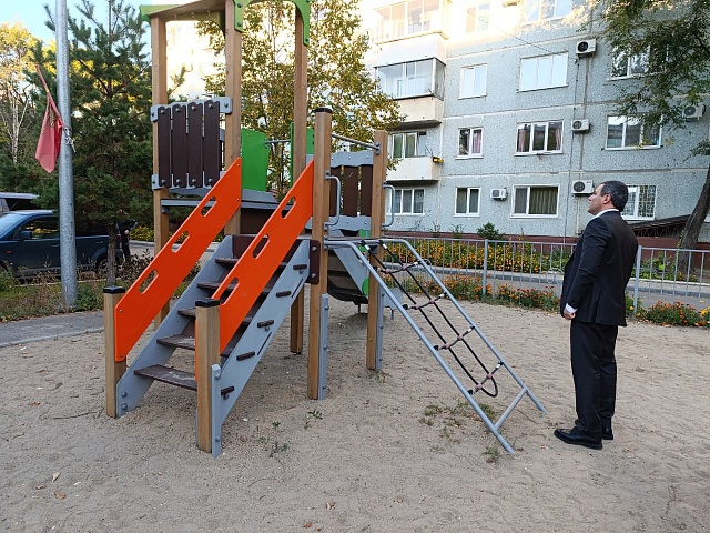 Замечаний нет: депутаты гордумы проверили благоустройство дворовых территорий