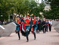 В День памяти и скорби благовещенцы возложили цветы к памятнику воинам-амурцам