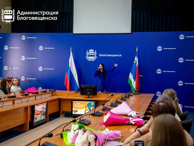 Благовещенск чествует работников торговли