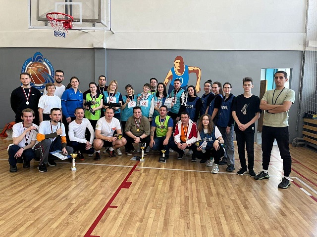 Каникулы для детей, спорт для учителей: педагоги Благовещенска сразились в турнире по лазертагу