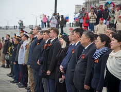 В честь Дня Победы в Благовещенске развернули знамя Победы