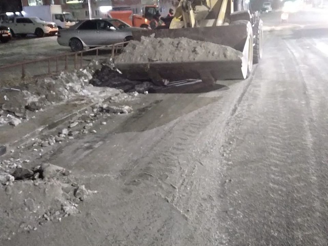 Ночью сотрудники ГСТК освободили от наледи тротуары на Горького