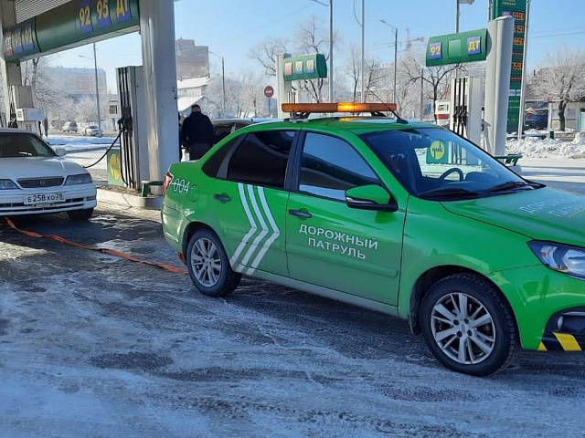 «Дорожный патруль» помог автоледи с пустым бензобаком  