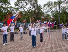 Олег Имамеев вручил благовещенским школьникам первые паспорта