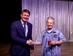 Знаки «50 лет Байкало-Амурской магистрали» вручили благовещенцам