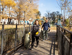 К общегородскому субботнику присоединились работники администрации Благовещенска