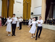 В Благовещенске в танце закружились более сотни студентов
