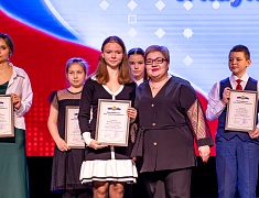 Премию мэра получили 40 талантливых школьников Благовещенска