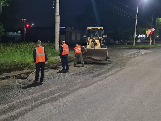 Ремонт колодцев и уборка автобусных остановок: коммунальщики следят за порядком в областном центре