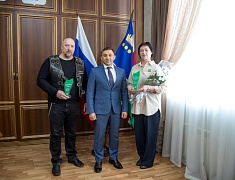 В Благовещенске чествовали известных благовещенцев — Елену Пастухову и Василия Семёнова. Они стали наставниками месяца