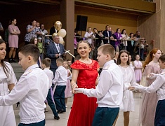 Больше 400 благовещенцев закружил кадетский бал