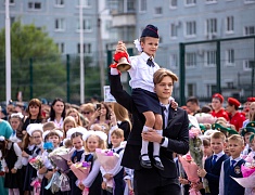 Мэр Олег Имамеев побывал на линейках в нескольких городских школах