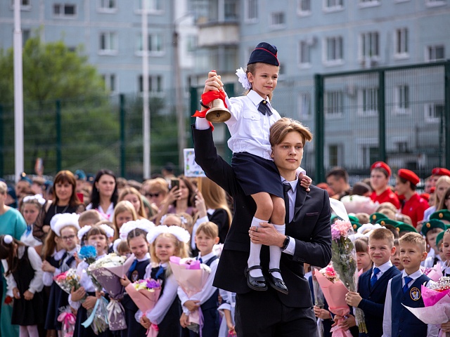 Мэр Олег Имамеев побывал на линейках в нескольких городских школах