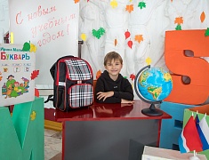 Почти 400 благовещенских первоклассников в Благовещенске получили к школе ранцы с канцелярией