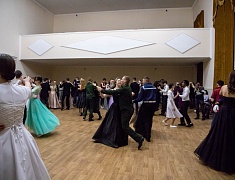 В Благовещенске в танце закружились более сотни студентов
