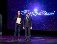 Мэр Благовещенска Олег Имамеев вручил премию одарённым детям по итогам 2022 года