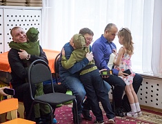 Ко Дню защитника Отечества в благовещенском детском саду подготовили выставку и спектакль для пап