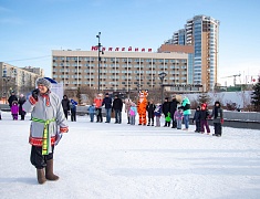 Театрализованная игровая программа для всей семьи "Рождество по-русски" прошла на центральной площади Благовещенска