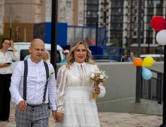 Коллективную свадьбу провели на берегу Зеи в Благовещенске